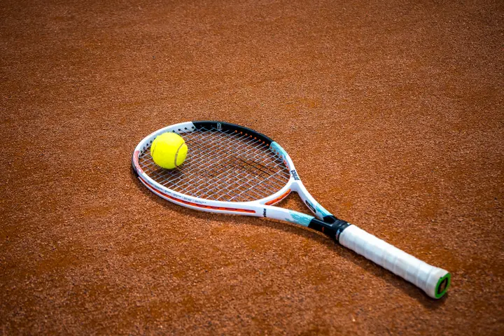 Player during a tennis session at 359.tennis in Amstelveen