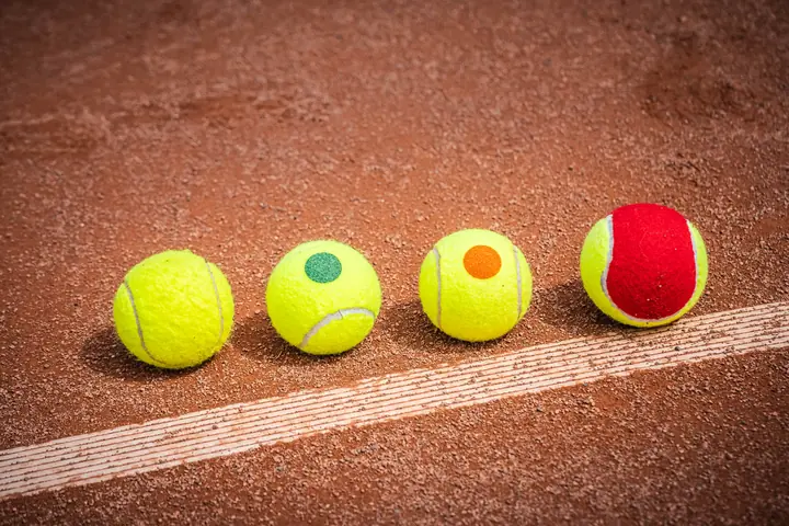 Player during a tennis session at 359.tennis in Amstelveen
