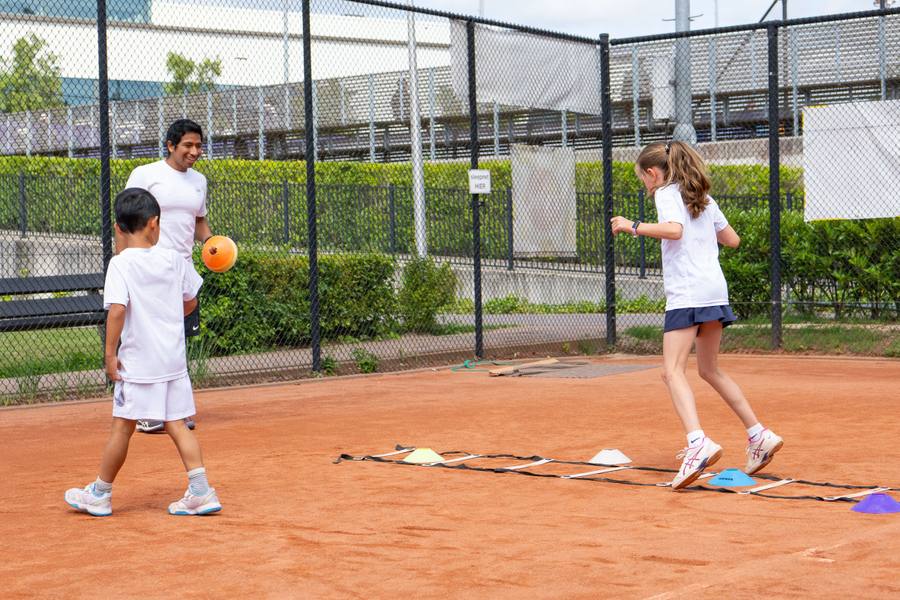Twee kinderen oefenen hun eerste slagen tijdens beginnerstennisles op NTC Amstelveen — 359.tennis