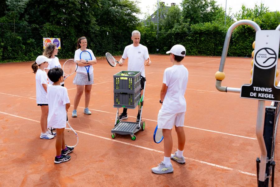 Groepje beginners staat klaar met rackets tijdens tennisles op NTC Amstelveen — 359.tennis