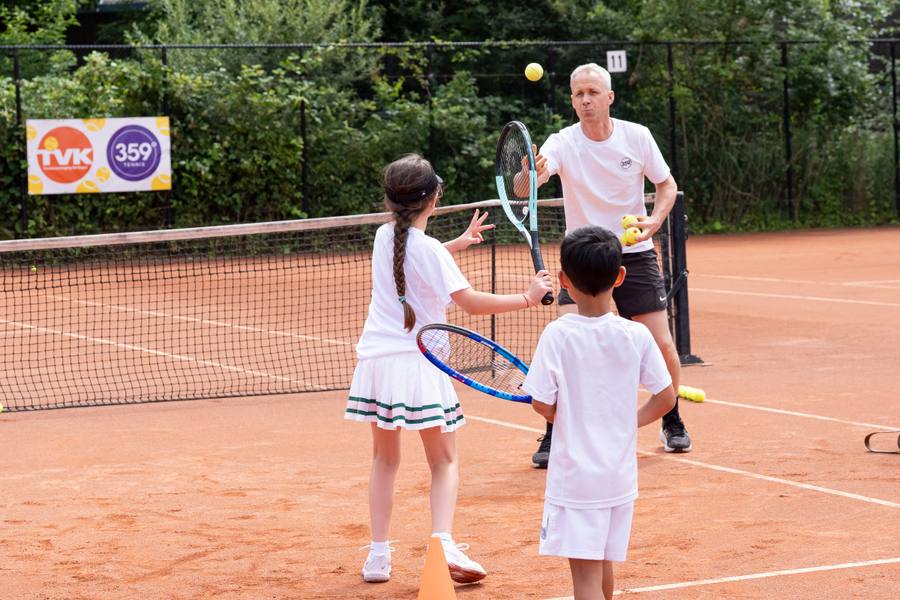 Junior speelt een forehand tijdens beginnerstennisles op gravel bij 359.tennis Amstelveen