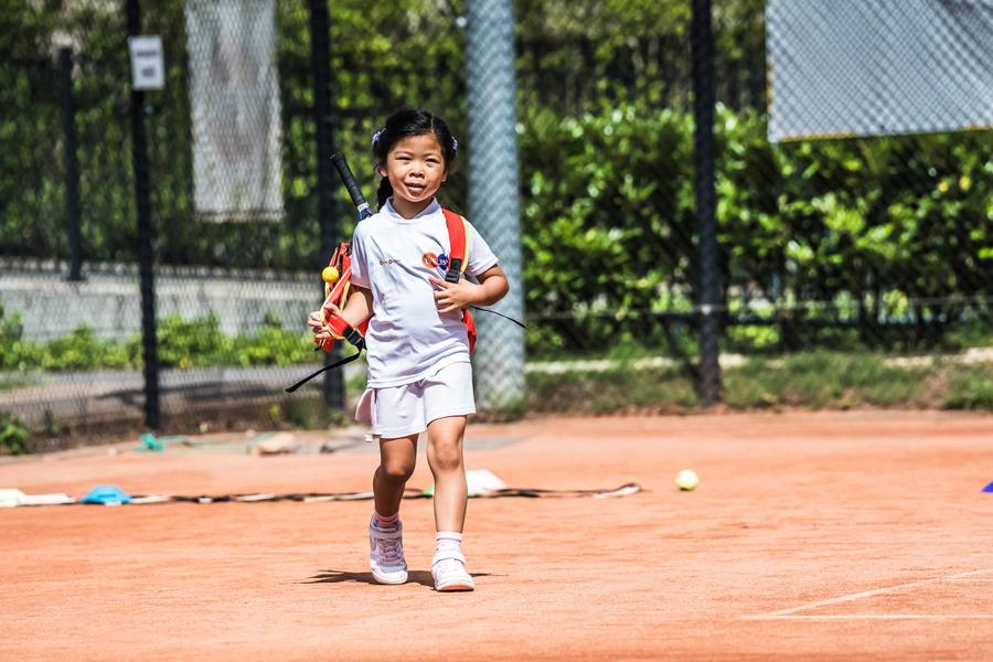 Jonge speler slaat een forehand tijdens beginnerstennisles buiten — 359.tennis Amstelveen