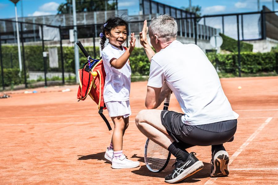 Jonge speelster slaat een forehand op de gravelbaan in Amstelveen — 359.tennis