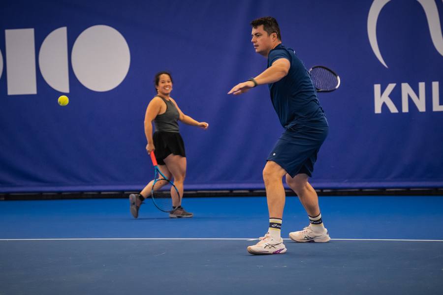 Volwassen beginners trainen samen op de indoorbaan van NTC Amstelveen — 359.tennis