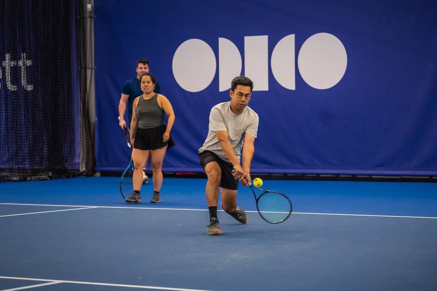 Volwassen speler slaat een forehand tijdens een indoor tennisles bij 359.tennis op NTC Amstelveen