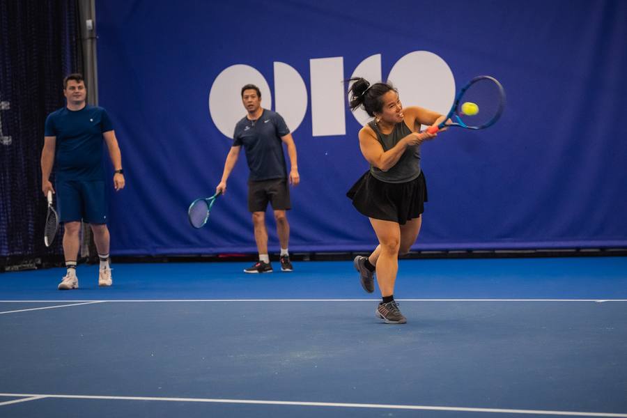 Volwassenen spelen samen tijdens een indoor tennisles voor beginners — 359.tennis NTC Amstelveen