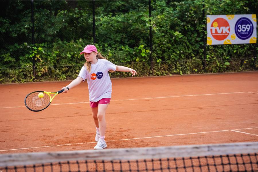 Speelster serveert tijdens een training op de gravelbanen in Amstelveen — 359.tennis
